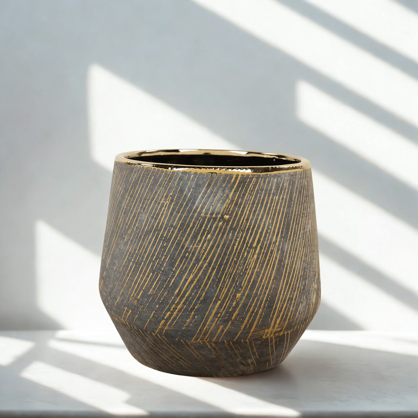 Round ceramic pot